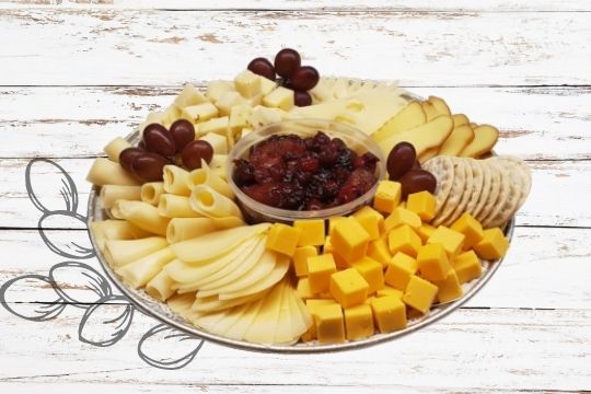 Cheese Platter with Cranberry- Pear and Rosemary Relish Półmisek Serów z Sosem Żurawinowo- Gruszkowym i Rozmarynem